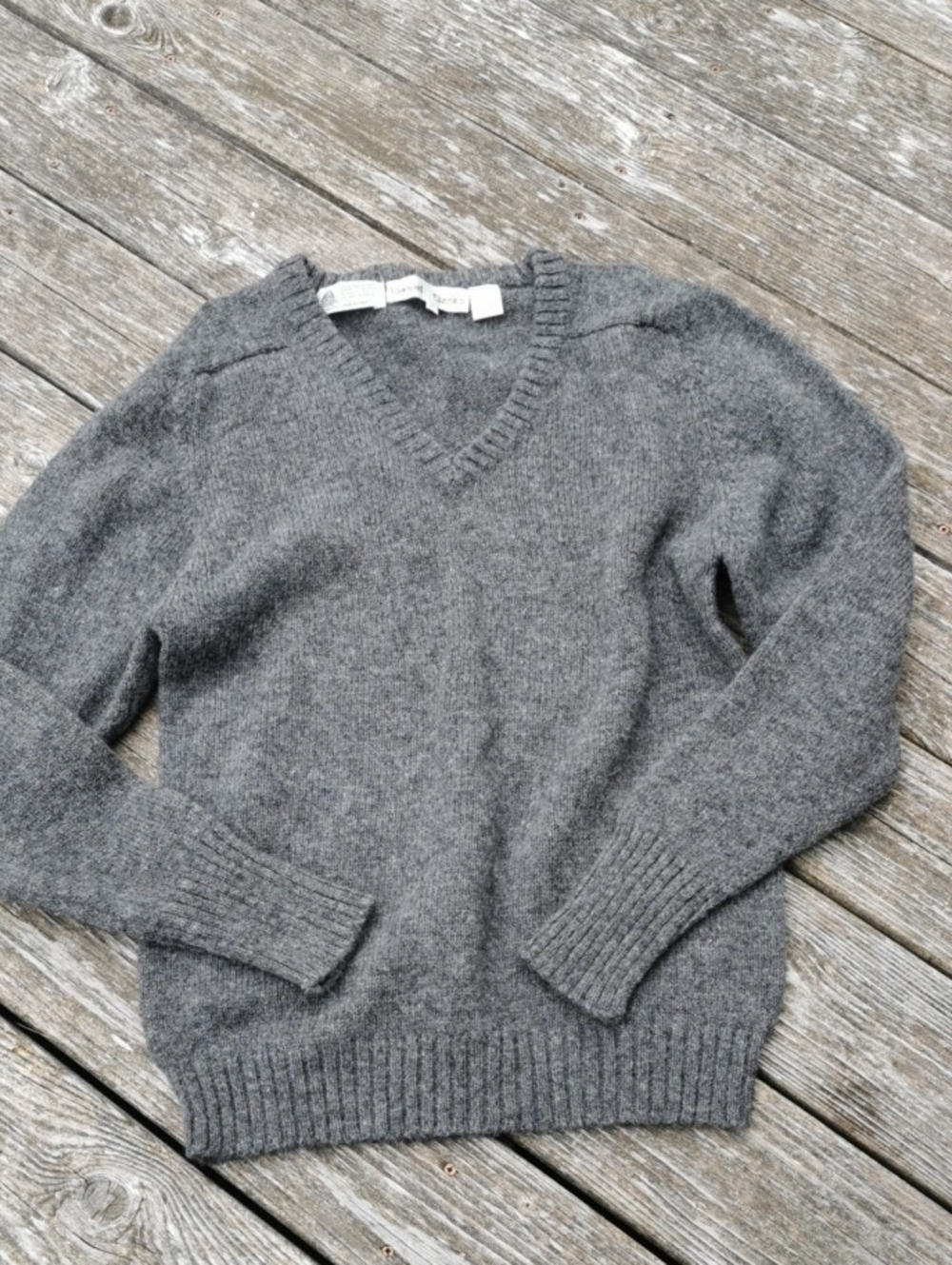 Mens Vineyard Classics Vintage 100% Wool Grampacore V-Neck Gray Sweater. M